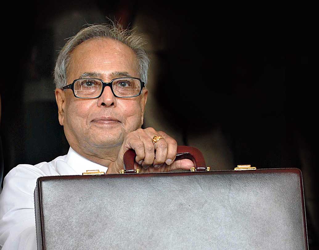 ২০০৯ সালে বাজেট বাক্স হাতে তৎকালীন অর্থমন্ত্রী প্রণব মুখোপাধ্যায়। মন্দার ধাক্কায় নড়বড়ে ভারতীয় অর্থনীতিকে সামাল দিতে ত্রাণ প্রকল্প ঘোষণা করে ইউপিএ সরকার।