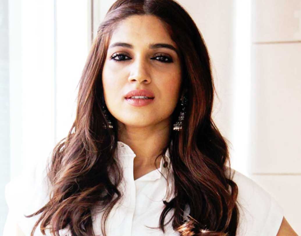 একটু ভারী চেহারা নিয়েই বলিউডে ডেবিউ করেছিলেন ভূমি পেডনেকর। যদিও পরের ছবির জন্য নিজের ওজন কমিয়ে ছিলেন ভূমি। ‘টয়লেট এক প্রেম কথা’ ছবিটির জন্য ২ কোটি টাকা পারিশ্রমিক নিয়েছিলেন অভিনেত্রী।