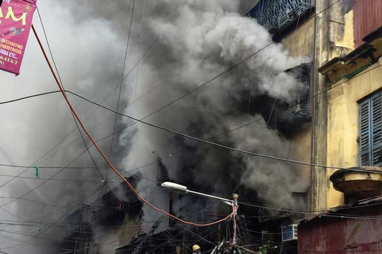 প্রতি ক্ষেত্রেই দমকলের অভিযোগ থাকে, বাজারে ঢোকার পর্যাপ্ত জায়গা না থাকায় কাজ করার সমস্যার কথা। বাগরির আগুনও এর ব্যতিক্রম নয়। এ বারেও আগুন নেভার পর তদন্ত হবে। তারপরেও কি আদৌ বদলাবে পরিস্থিতি? এক নজরে দেখে নেওয়া যাক শেষ ১০ বছরে শহরের বাজারে আগুন লাগার খতিয়ান।