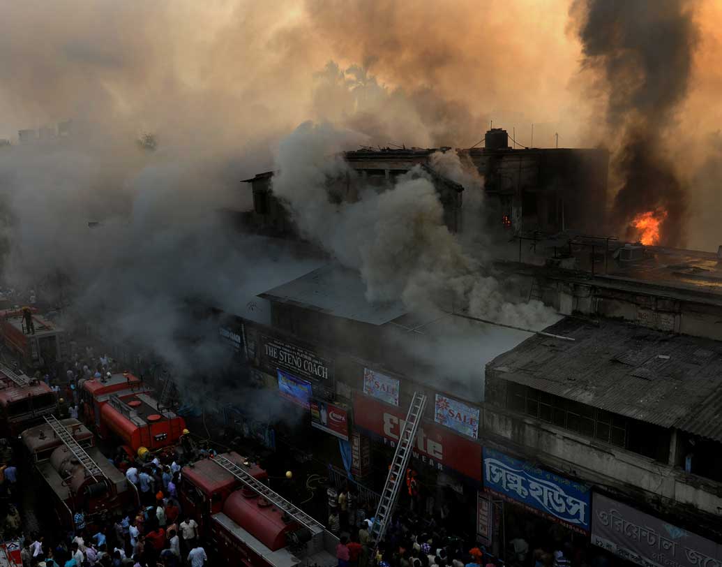 ২২ মার্চ ২০১২। উত্তর কলকাতার হাতিবাগান বাজারে আগুন। রাতে আড়াইটে নাগাদ আগুন লাগে। বাজারে প্রায় এক হাজার দোকান ছিল। তার একটা বড় অংশই পুড়ে ছাই হয়ে যায়। কোনও হতাহতের ঘটনা না ঘটলেও ওই আগুন নেভাতে ছ’ঘণ্টারও বেশি সময় লেগেছিল দমকলকর্মীদের। ব্যবহার করা হয়েছিল ৩২টি ইঞ্জিন।