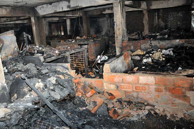 ২৭ ফেব্রয়ারি ২০১৩। ভোর পৌনে চারটে নাগাদ বিধ্বংসী আগুন লাগে শিয়ালদহের সূর্য সেন মার্কেটে। পাঁচ তলা বাজারের মধ্যে আটকে পড়েছিলেন অনেকে। তাঁদের মধ্যে প্রচণ্ড ধোঁয়া এবং অপ্রশস্ত-ঘিঞ্জি রাস্তার জন্য ব্যহত হয় দমকলের উদ্ধার কাজ। ১৯ জনের মৃত্যু হয় এই ঘটনায়।