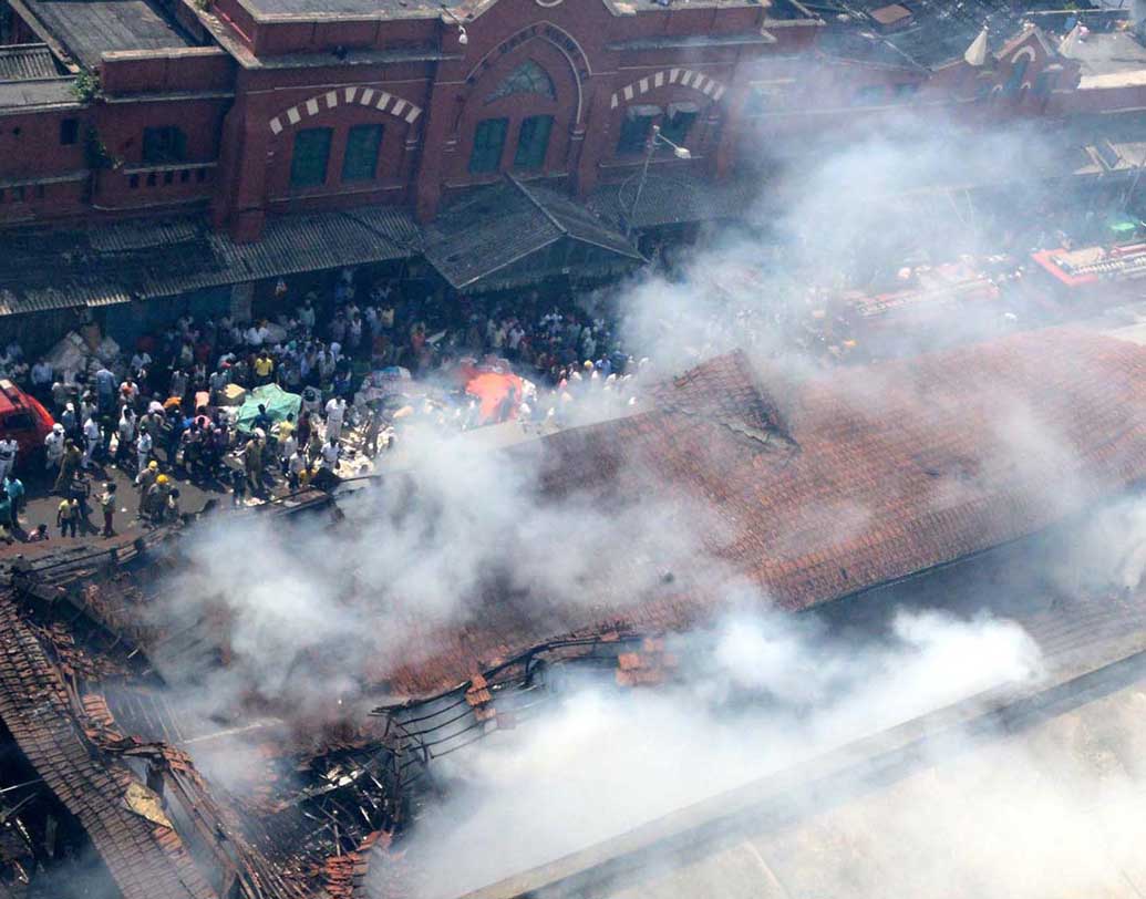 ১৮ মে ২০১৫। ১৪৪ বছরের পুরনো নিউমার্কেটে একাধিক বার আগুন লেগেছে। সাম্প্রতিকতম বড় আগুন ছিল এটা। নিউমার্কেটের পুরনো অংশ অর্থাৎ হগ মার্কেটে আগুন লাগে। দমকলের ২০টি ইঞ্জিন আগুন নিয়ন্ত্রণে আনে। ব্যাপক ক্ষয়ক্ষতি হয়। দমকলের অভিযোগ ছিল, ঘিঞ্জি এলাকা তাঁদের কাজে বাধা তৈরি করেছিল। কোনও প্রাণহানির ঘটনা ঘটেনি ওই আগুনে।