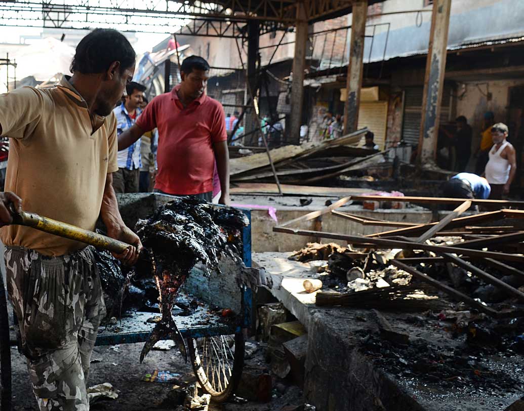 ২২ জানুয়ারি ২০১৮। দমদম ক্যান্টনমেন্টে গোরাবাজারে আগুন। রাত দেড়টা নাগাদ আগুন লাগে। জীবন্ত দগ্ধ হয়ে মৃত্যু হয় দু’জনের। দমকলের ২০টি ইঞ্জিনের সাহায্যে আগুন নেভানো হয়। গোটা বাজারে প্রায় ৫০০ দোকান ছিল। তার মধ্যে প্রায় দেড়শটি পুড়ে ছাই হয়ে যায়। বাজারের মধ্যেই ছিল একটি ব্যাঙ্ক। আগুনে ছাই হয়ে যায় ব্যাঙ্কের নথিও।