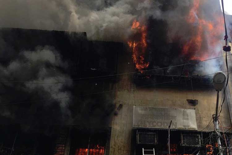 ১৬ সেপ্টেম্বর ২০১৮। মধ্যরাতে আগুন লাগে ক্যানিং স্ট্রিটের বাগরি মার্কেটে। ১২ ঘণ্টা পরেও নিয়ন্ত্রণে আসেনি আগুন। এ ক্ষেত্রেও সামনে আসে ঘিঞ্জি রাস্তা, অগ্নি নির্বাপণ ব্যবস্থা না থাকার প্রসঙ্গ। প্রাণহানী না ঘটলেও ক্ষতি হয় বহু কোটি টাকার।