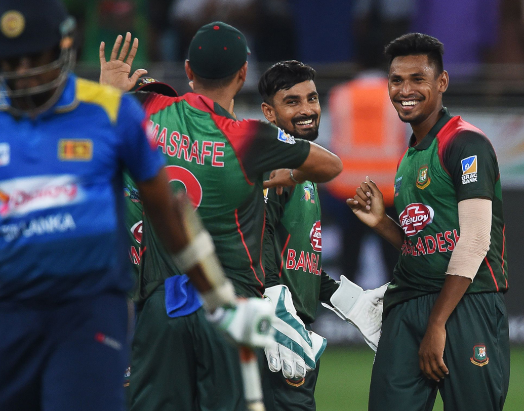 ২০১৫-এর বিশ্বকাপে ইংল্যান্ডকে হারিয়ে চমক দেয় বাংলাদেশ। প্রথমে ব্যাট করে ৫০ ওভারে ২৭৫ রান করে তারা। ইংল্যান্ড থেমে যায় ২৬০ রানে। অসাধারণ ব্যাট করেছিলেন মহম্মদ মহমাদুল্লাহ।