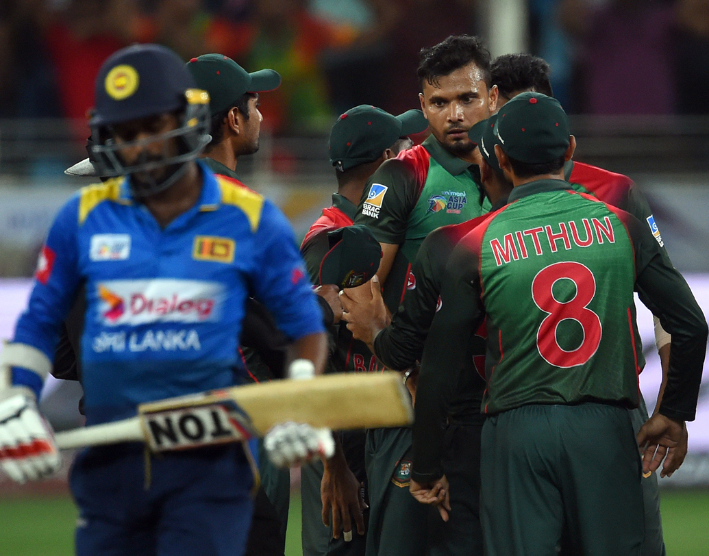 এই তালিকায় যোগ করতে হবে এশিয়া কাপের প্রথম ম্যাচ। প্রথমে ব্যাট করে ২৬১ রান তোলে বাংলাদেশ। দুর্দান্ত সেঞ্চুরি করেন মুশফিকুর রহিম। কিন্তু, মাত্র ১২৪ রানে থমকে যায় শ্রীলঙ্কা। মুস্তাফিজুর, মাশরফিদের সামনে অসহায় দেখায় ম্যাথিউজ বাহিনীকে।