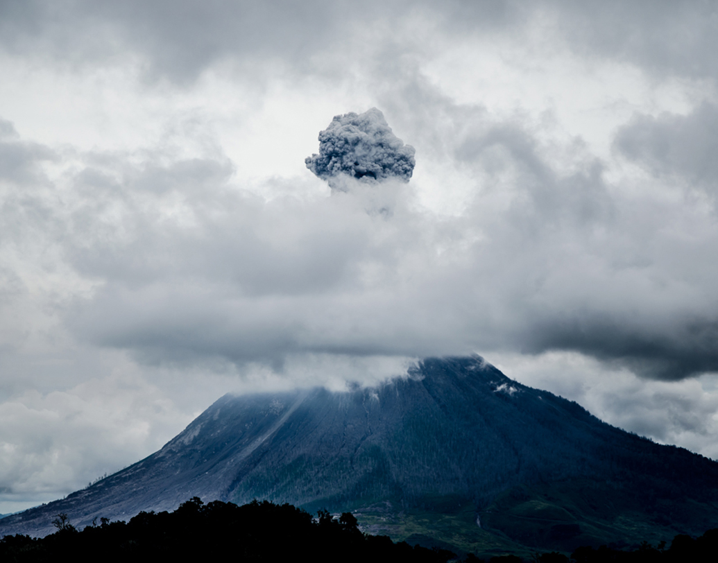 সিনাবুঙ্গ ভলক্যানো, ইন্দোনেশিয়া

চোখের সামনে লাভা নির্গমন দেখতে চান! যে কোনও মুহূর্তে বিপদে পড়েত পারেন। তাতে মৃত্যু পর্যন্ত হতে পারে। তবে সুমাত্রা দ্বীপে না গেলেই নয়। ২০১০, ২০১৩, ২০১৪, ২০১৫ এবং ২০১৬ সালে লাভায় ঢেকে যায় একটা গোটা গ্রাম। বাতাসে মিশে যায় বিষাক্ত গ্যাস। তাতে বহু মানুষ অসুস্থ হয়ে পড়েছিলেন। প্রাণ হারিয়েছিলেন অনেকে।