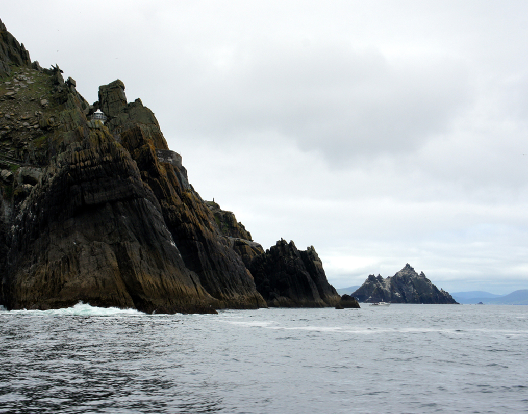 স্কেলিগ মাইকেল, আয়ারল্যান্ড

এই নির্জন দ্বীপে গিয়ে মৃত্যু পর্যন্ত হতে পারে। সমুদ্রের ধার ঘেঁষে পাহাড় উঠে গিয়েছে। তবে সেখানে যেতে গেলেই সমস্যা দেখা দেয়। হাজার বছরের পুরনো ধাপগুলো এতটাই পিচ্ছিল যে, একটু অসাবধান হলেই দেহ খুঁজে পাওয়া দুষ্কর হয়ে দাঁড়াবে।