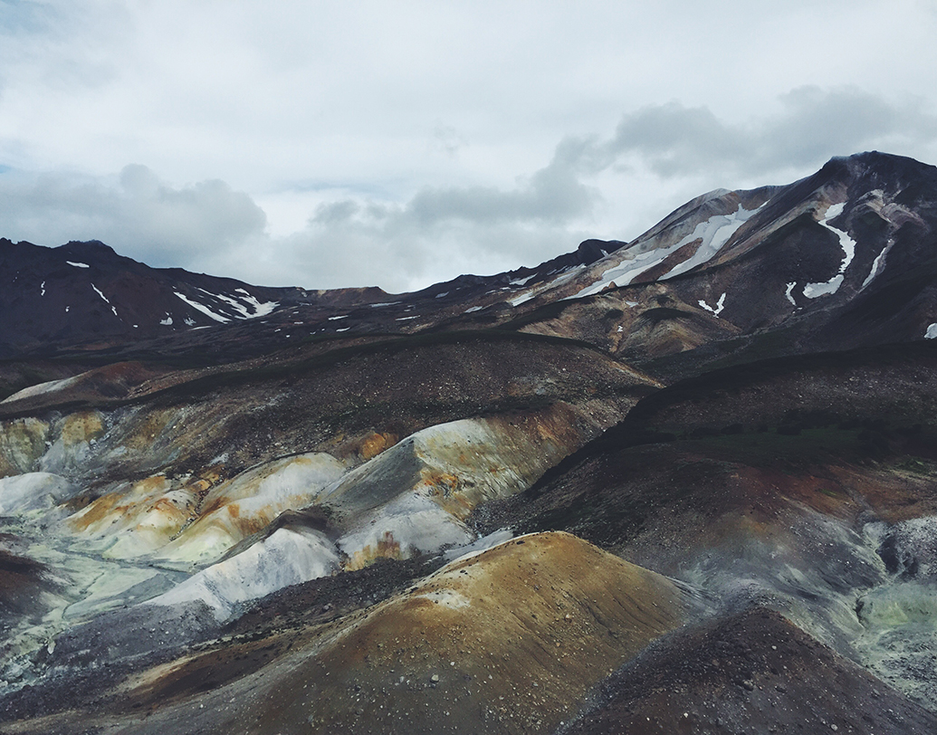 ভ্যালি অফ ডেথ, কামচাতকা, রাশিয়া

ছবি দেখে বোঝার উপায় নেই। ভূ-পৃষ্ঠ ফুঁড়ে ঝরনার মতো ঊর্ধ্বমুখী জলের ধারা বেরিয়ে এসেছে। সেই সঙ্গে বিষাক্ত গ্যাসও। তা বাতাসেও মিশছে অহরহ। যাঁরা একা থাকতে পছন্দ করেন, নির্জন পরিবেশ তাঁদের ভাল লাগবে।