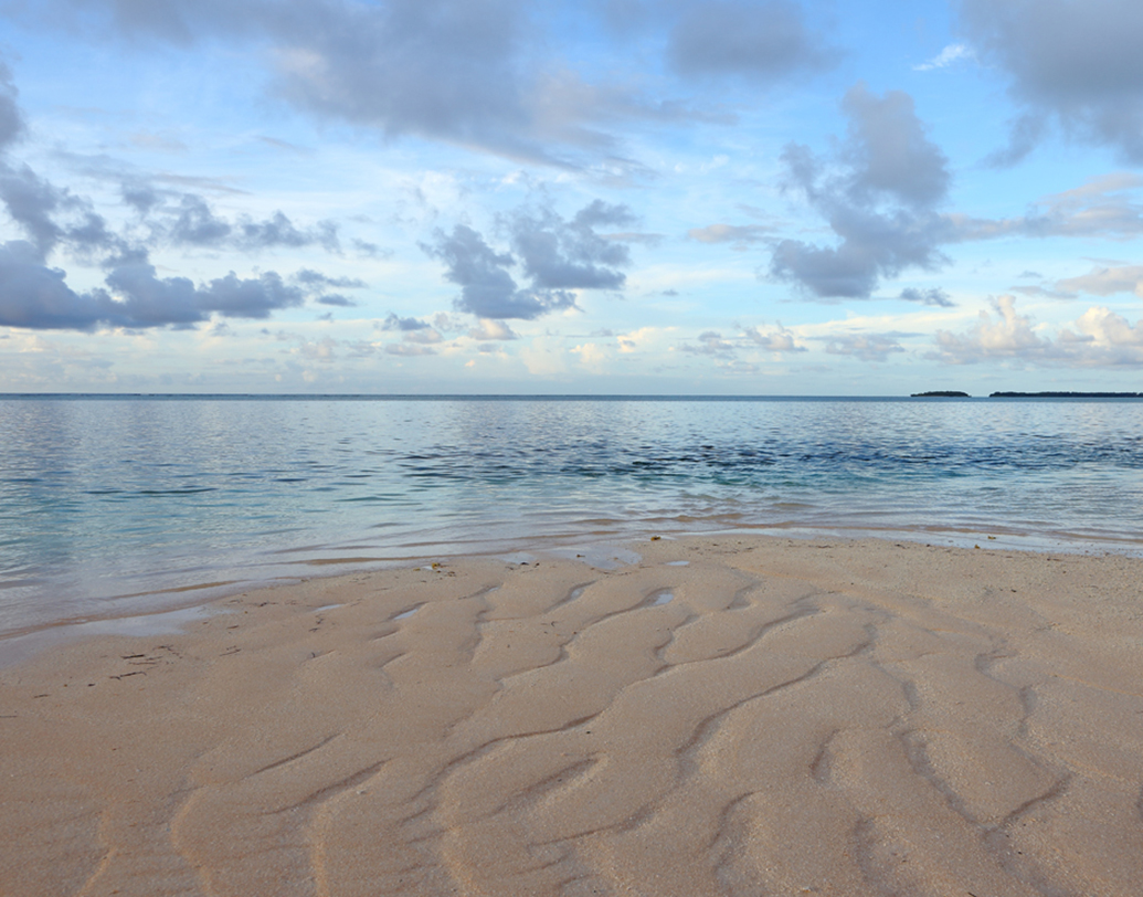 বিকিনি আটোল, দ্য মার্শাল আইল্যান্ডস

নাম শুনে সমুদ্র সৈকত আর লাস্যময়ীদের আনাগোনা ভেবে বসবেন না যেন! বরং সেখানে গেলে আপনার শরীরে বাসা বাঁধতে পারে ক্যানসারের জীবাণু। কারণ চল্লিশ এবং পঞ্চাশের দশকে সেখানে পরমাণু বিস্ফোরণ ঘটিয়েছিল মার্কিন সেনা। আজওসেখানকার তেজষ্ক্রিয় বিকিরণের মাত্রা মারাত্মক।