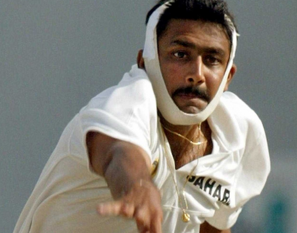 অনিল কুম্বলে: ২০০২ সাল। অ্যান্টিগায় ওয়েস্ট ইন্ডিজের বিরুদ্ধে খেলতে গিয়ে থুতনিতে মারাত্মক চোট পান। কিন্তু, সবাইকে অবাক করে রীতিমতো যন্ত্রণা সহ্য করেও বল করেন তিনি। নেন লারার উইকেটও।