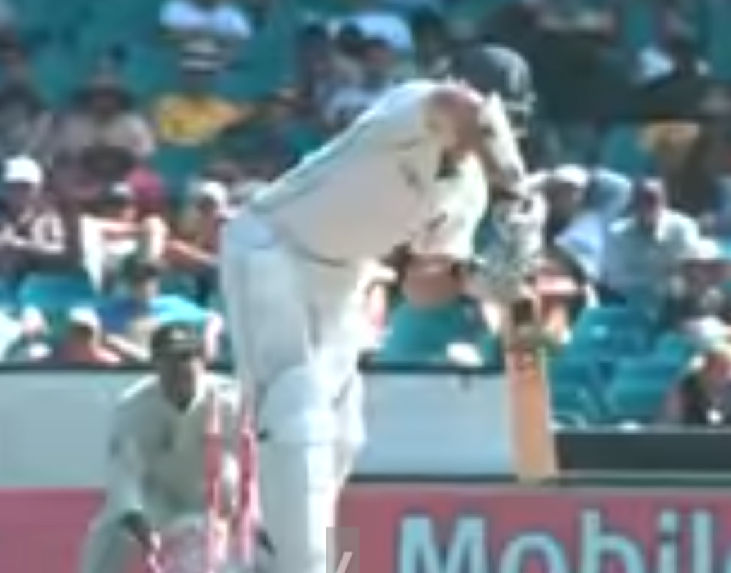 গ্রেম স্মিথ: বলতে হবে স্মিথের কথাও। ২০০৯ সালে অস্ট্রেলিয়ার বিরুদ্ধে ব্যাট করতে নেমে কনুইতে চোট পান। কোনও ভাবেই আর ব্যাট করার মতো পরিস্থিতি ছিল না। কিন্তু, দলের অবস্থা তখন খুবই খারাপ। ব্যাট হাতে নামতে দেখা যায় স্মিথকে। বেশ কয়েকটি বল সামলে দেন।