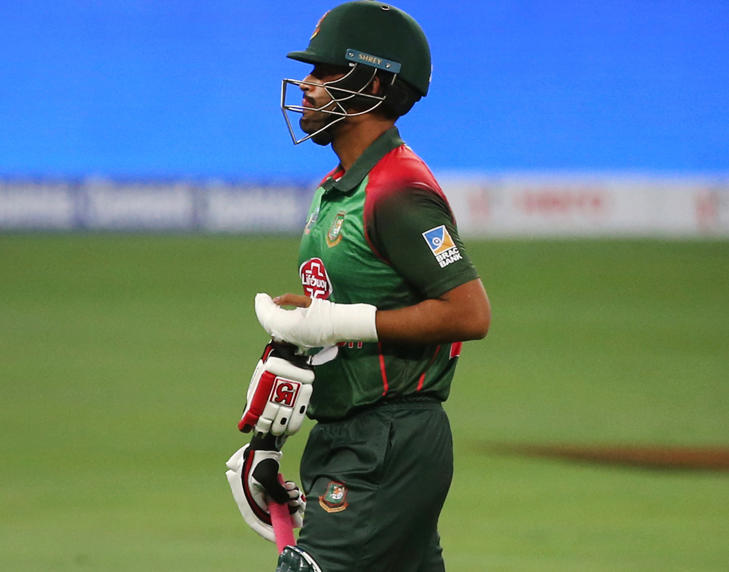 তামিম ইকবাল: এই তালিকায় নয়া সংযোজন তামিম। ম্যাচের শুরুতেই আঘাত পান। দেখা যায় কবজি ভেঙে গিয়েছে। কিন্তু, সেই অবস্থায় ম্যাচের শেষে ব্যাট করতে নামেন তিনি।