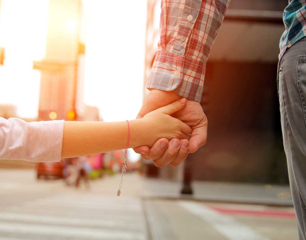 একা একা কোথাও ঘুরে বেড়ানোর বিষয়েও শৈশবে সাবধান করুন তাকে। পরে বড় হওয়ার সঙ্গে সঙ্গে একটু একটু করে ছেড়ে দেখুন, সে আত্মবিশ্বাস পাচ্ছে কি না। একা ছাড়তে হলেও প্রথমাবস্থায় একটু দূরত্ব রেখে তাকে অনুসরণ আপনি। তার মধ্যে একা পথ চলার সাহস ও বিশ্বাস এসেছে বুঝলে তবেই একা ছাড়ুন। ছবি: শাটারস্টক।