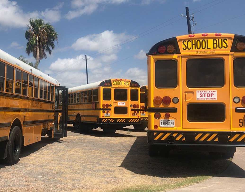 যে বিদ্যালয়ে সন্তানকে ভর্তি করছেন, সেখানকার শিক্ষক-শিক্ষিকা, কর্মী সকলকেই চিনে রাখুন। বিদ্যালয়ের সঙ্গে যোগাযোগ রাখুন প্রায়ই। সেখানে কোনও রকম হেনস্তার শিকার যেন সন্তান না হয়, সে দিকে নজর রাখুন। সন্তান যদি পুল কার বা স্কুল বাসে যাতায়াত করে, সে ক্ষেত্রেও যোগাযোগ রাখুন কর্মীদের সঙ্গে। ছবি: পিক্সঅ্যাবে।