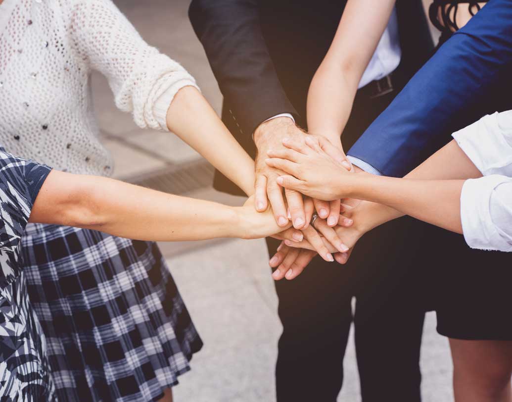 কোন মানুষকে সে বিশ্বাস করতে পারে, কার থেকে থাকতে হবে সচেতন— এ বিষয়ে তাকে ছেলেবেলা থেকেই সচেতন করুন। অপরিচিত কারও থেকে জিনিস বা খাবার নেওয়ার স্বভাব থাকলে তা বদলান দ্রুত। ছবি: পিক্সঅ্যাবে।