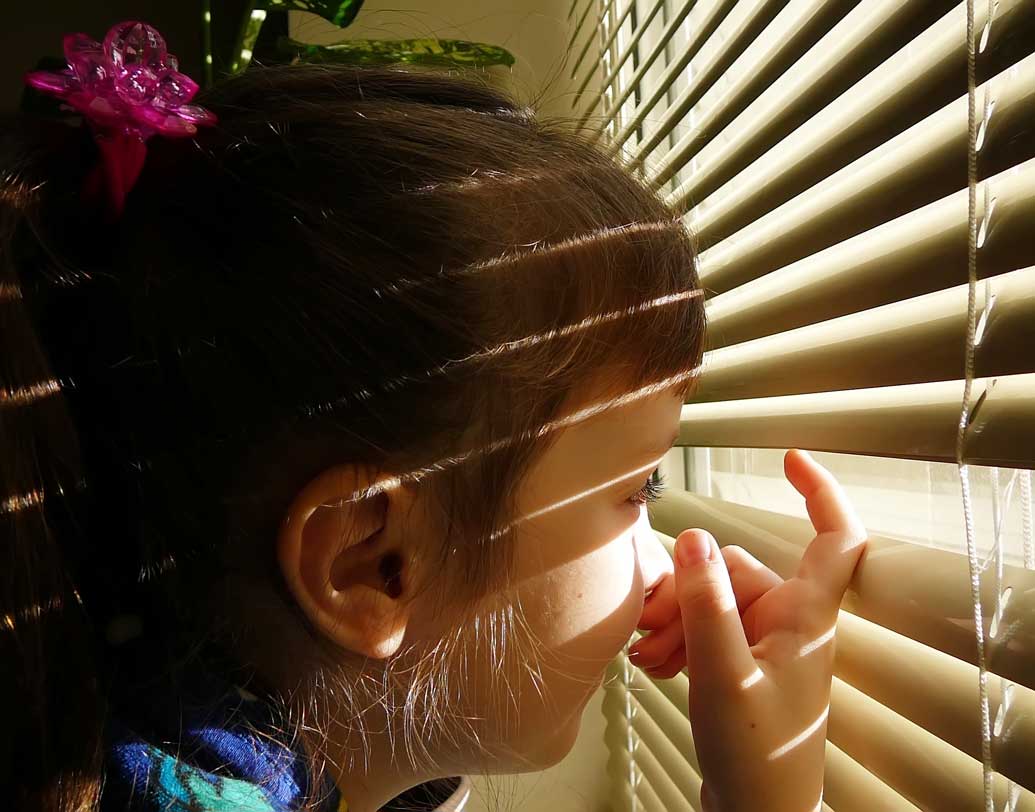 অনেক সময় পরিস্থিতির চাপে সন্তানকে একা রেখেও বেরতে হয়। সে ক্ষেত্রে বাড়ির নিরাপত্তা ব্যবস্থায় জোর দিন, প্রতিবেশীকে তার উপর খেয়াল রাখার অনুরোধ করুন। একা থাকাকালীন কোনও অসুবিধা হলে কী ভাবে কার সঙ্গে যোগাযোগ করবে তাও স্পষ্ট করুন। সে সময় বাড়িতে কেউ এলে দরজা খোলার আগে দেখে নিতে বলুন, কে এসেছেন। ছবি: শাটারস্টক।