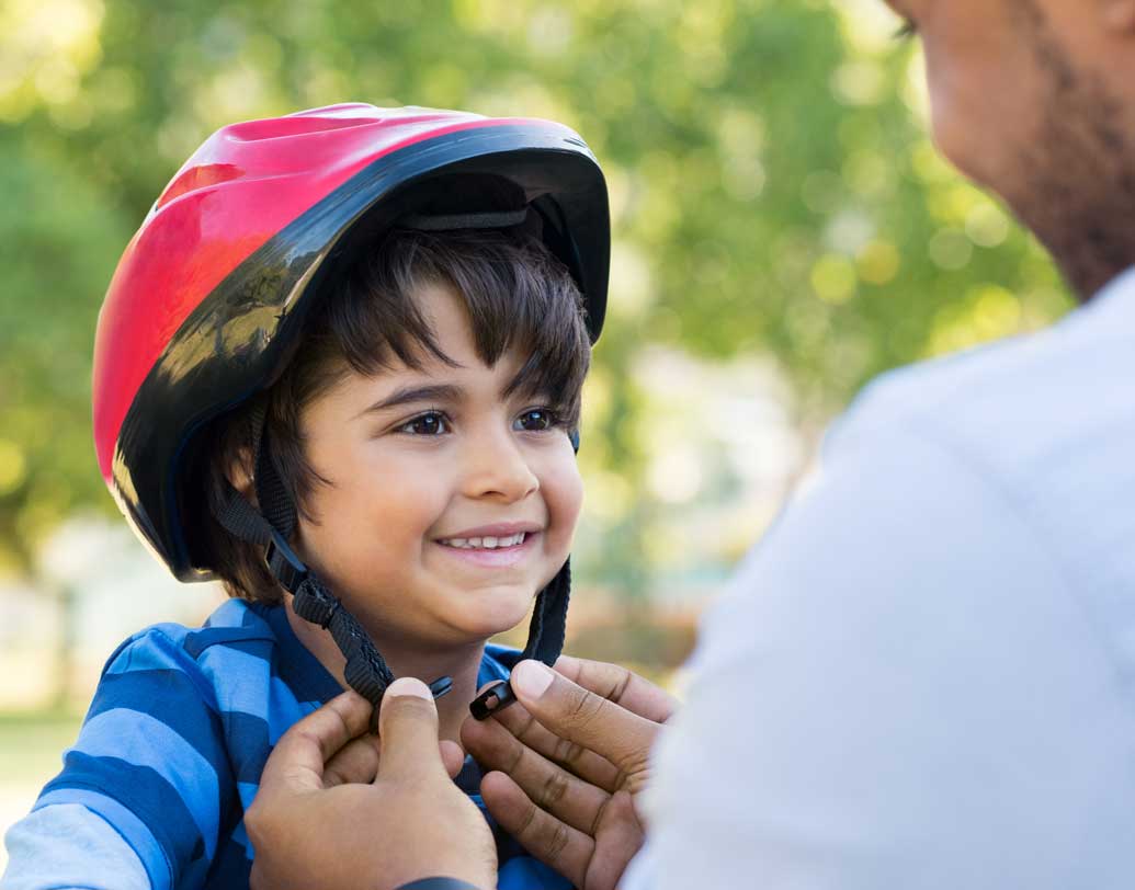 সন্তানকে নিয়ে বাইক বা স্কুটারে চড়ার সময়, নিজের মাথায় হেলমেট পরার সঙ্গে তার মাথাকেও সুরক্ষিত করুন। সন্তান যেন গাড়িতে উঠলে বেল্ট বাঁধা, বাইকের ক্ষেত্রে হেলমেট পরার সুঅভ্যাস ছোট থেকেই রপ্ত করতে পারে। ছবি: শাটারস্টক।