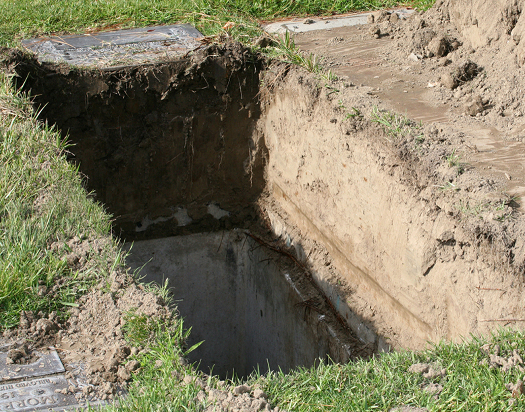 একটা কফিনের গর্ত মোটামুটি ৬ ফুট গভীর হয়।