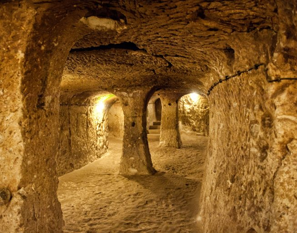 তুরস্কের প্রাচীন শহর দেরিনকুইউ মাটি থেকে ২৭৯ ফুট গভীরে অবস্থিত।