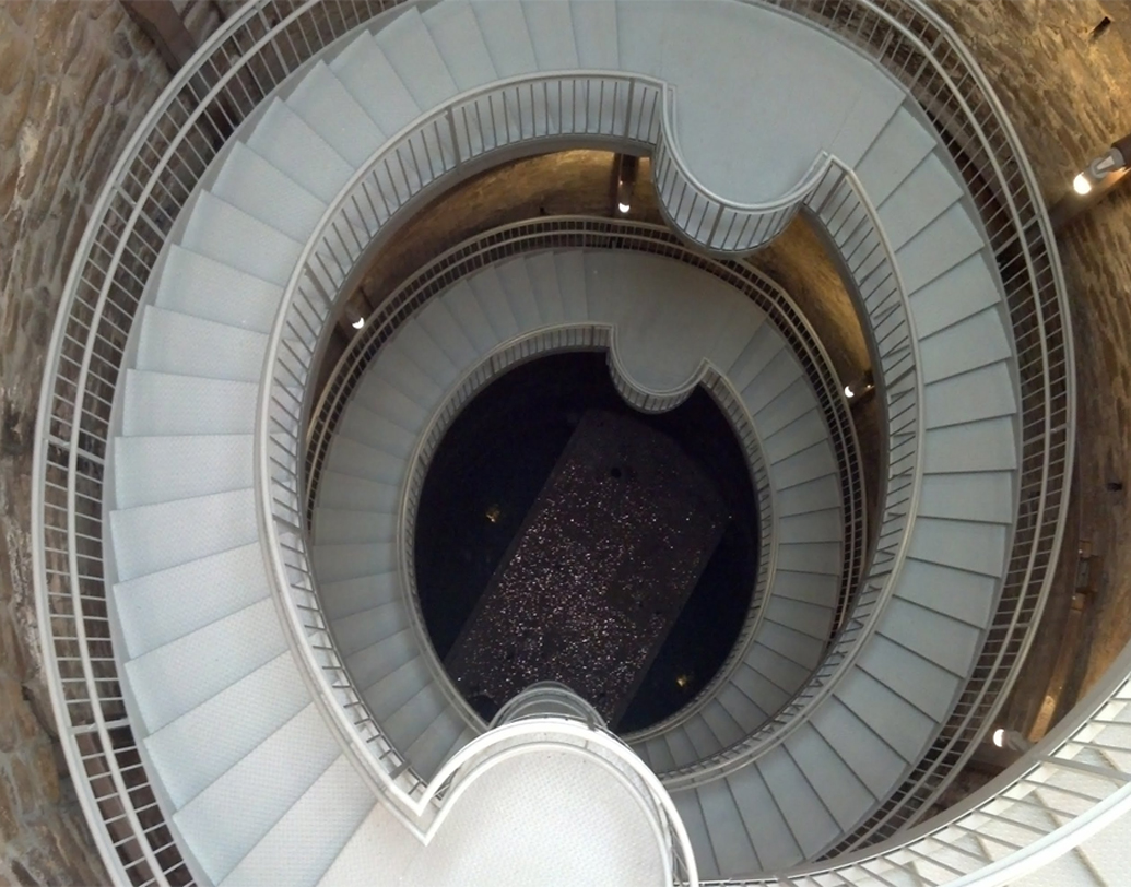 উডিংডিন ওয়েল প্রায় ১,২৮৫ ফুট গভীরে অবস্থিত। এটি হ্যান্ড-মেড ওয়েল। ইংল্যান্ডের ব্রাইটনে ১৮৫৮-১৮৬২ সালের মধ্যে কোনও রকম আধুনিক যন্ত্রপাতি ছাড়াই এটি খনন করা হয়েছিল। একটা গোটা আইফেল টাওয়ার প্রবেশ করতে পারবে এর মধ্যে।