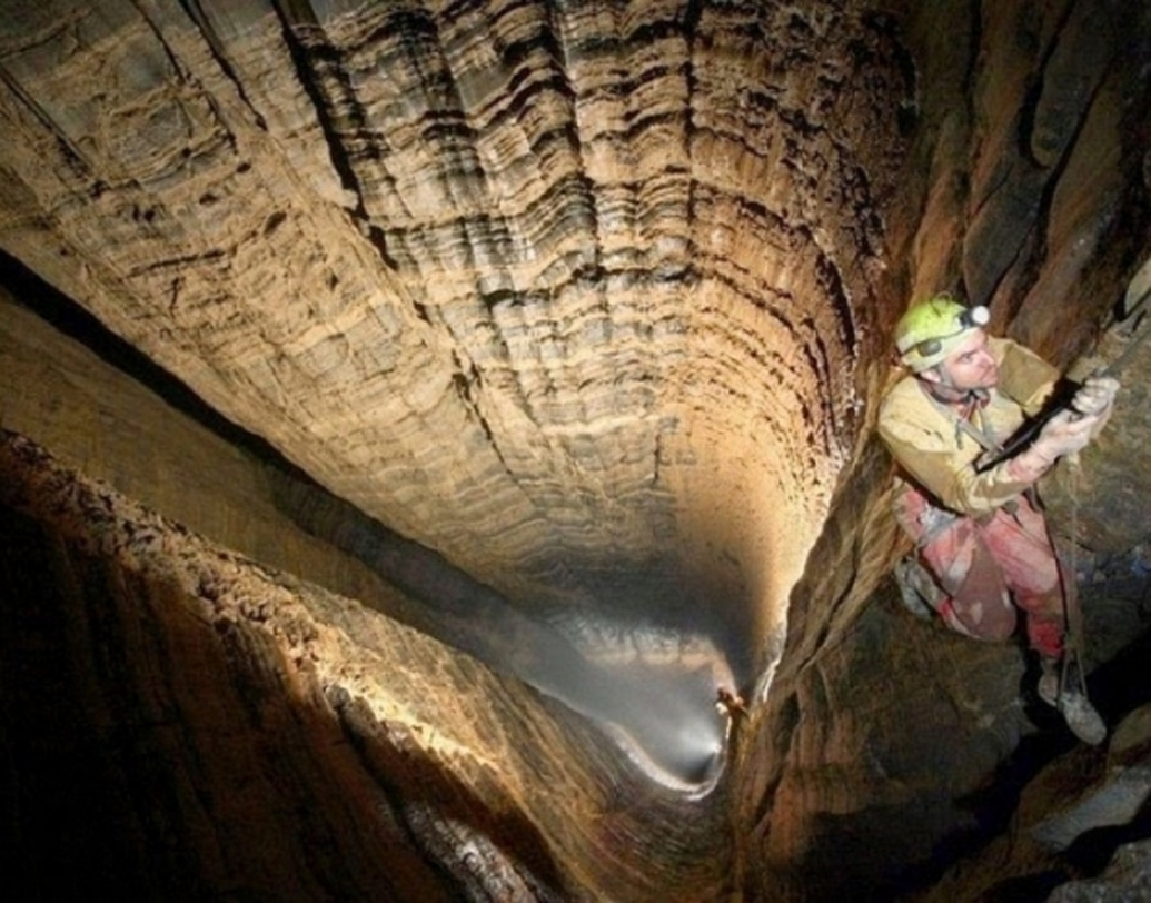 বিশ্বের গভীরতম প্রাকৃতিক গুহা জর্জিয়ার ভেরিওভকিনা গুহা, জর্জিয়ার ক্রুবেরা গুহা দ্বিতীয় গভীরতম গুহা। ভেরিওভকিনা গুহা প্রায় ৭,২৩০ ফুট আর ক্রুবেরা ৭,২০৮ ফুট গভীরে অবস্থিত। আধুনিক কোনও যন্ত্রপাতি ছাড়াই ভেরিওভকিনায় নামা সম্ভব বলে দাবি করেছেন একাধিক অভিযাত্রী।