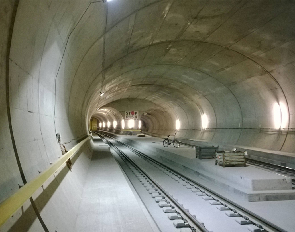সুইজারল্যান্ডের গোথার্ড বেস টানেল সবচেয়ে গভীর রেলওয়ে সুড়ঙ্গ। মাটি থেকে প্রায় ৭,৫০০ ফুট গভীরে অবস্থিত এটি।