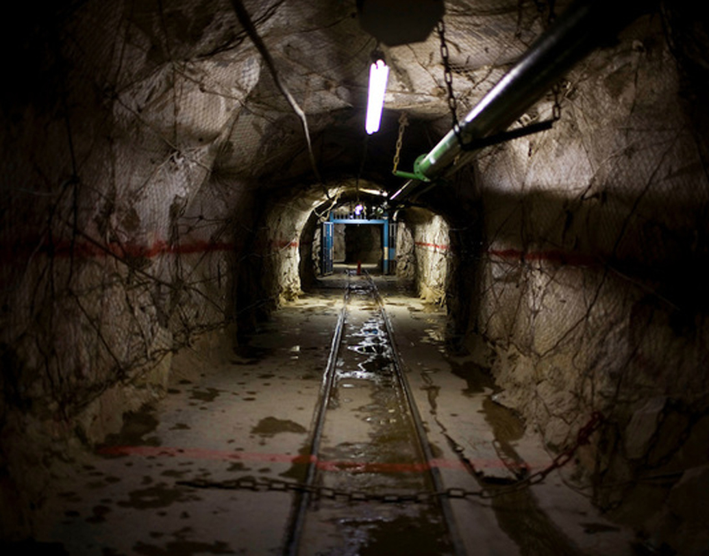 ভূ-পৃষ্ঠ থেকে গভীরতার নিরিখ ধরে দক্ষিণ আফ্রিকার পোনেং সোনার খনিটি সবচেয়ে গভীর খনি। মাটির প্রায় ৪ কিলোমিটার অর্থাত্ প্রায় ১৩ হাজার ফুট নীচে রয়েছে এটি।