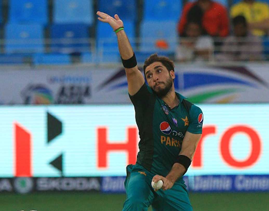 উসমান খান: বাঁ হাতি উসমান খান পাকিস্তানের পেস আক্রমণের নতুন তাস। ইনিংসের শুরুতে তাঁকে সামলানো ভারতের ব্যাটসম্যানদের কাছে বড় চ্যালঞ্জ। নিজের স্বল্প ক্রিকেট কেরিয়ারে ইতিমধ্যেই বেশ কিছু চমক দেখিয়েছেন উসমান।