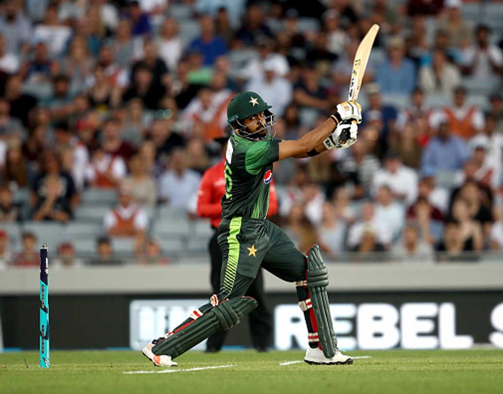 বাবর আজম:  বিরাট কোহালি বিহীন এশিয়া কাপে বাবর আজমের দর যেন অনেকটাই বেড়ে গিয়েছে। টি২০ এবং এক দিনের ম্যাচে এই মুহূর্তে পাকিস্তানের বড় ভরসা বাবর।