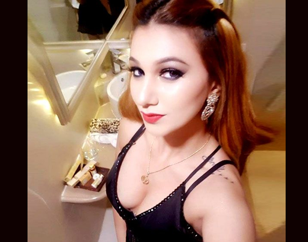 বিগ বস হাউসের রোম্যান্স, ড্রামা, রাগ, দুঃখ, হতাশা, হাসি-কান্নার মাঝে নতুন সংযোজন জসলিন। বয়স ২৮। আর বছর পঁয়ষট্টির অনুপ মজেছেন নাকি তাঁরই প্রেমে।