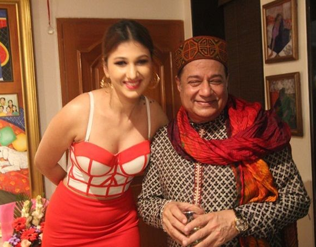 বিগ বস হাউসের অন্যতম বিতর্কিত প্রতিযোগী ছিলেন অনুপ জালোটা। তাঁর চেয়ে ৩৭ বছরের ছোট গার্লফ্রেন্ড জসলিন মাথারুকে নিয়ে বিতর্কও কম হয়নি। এর পর বিচ্ছেদ, বিগ বসের ঘর থেকেও বিদায়, কিন্তু তার পর?