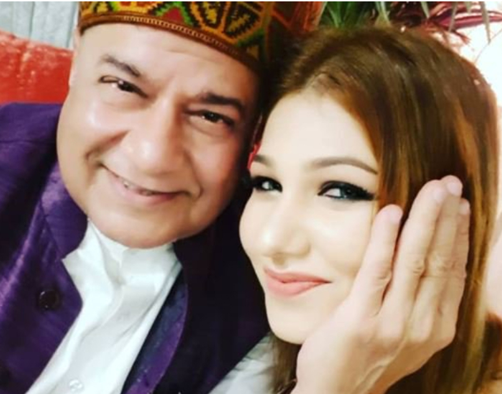 বিগ বস থেকে বিদায়ের পর ভজন সম্রাটকে নিয়ে আগ্রহ ক্রমশ বেড়েই চলেছে। যদিও জসলিন পাশে নেই আর।