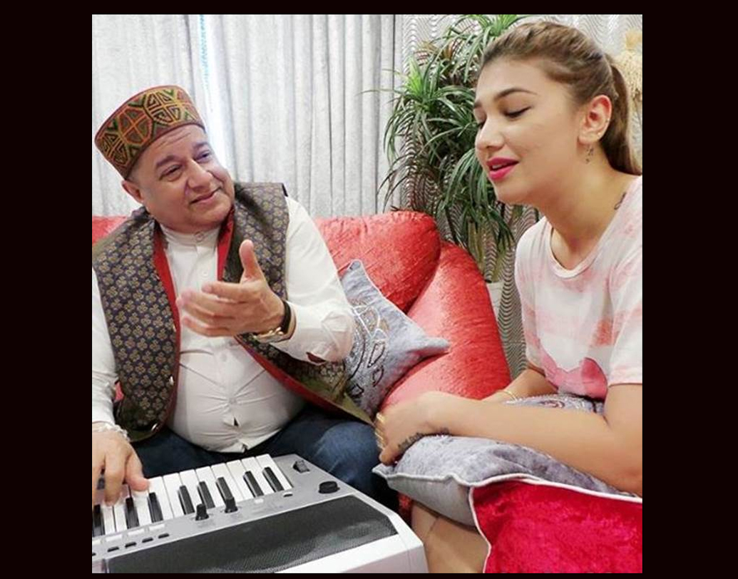 জসলিন গানের সঙ্গে অনুশীলন করেন কিক বক্সিংও। এই খেলায় ব্রাউন বেল্ট পেয়েছেন তিনি।