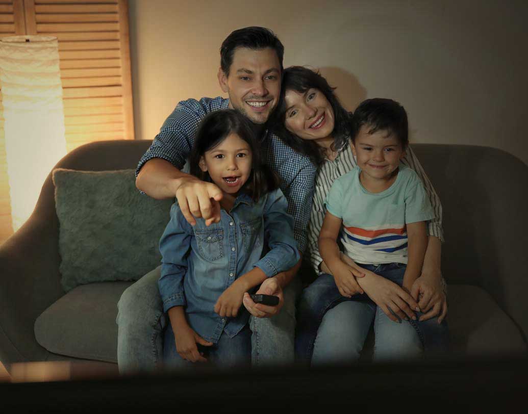 অনেক সময় অভিভাবকরাই এই অভ্যাসের জন্য দায়ী। অনেকের বাড়িতেই প্রায় ঘন ঘন টিভি চলে। বাড়িতে শিশু থাকলে এই অভ্যাসে রাশ টানুন। নিজেই বেছে দিন এমন কিছু অনুষ্ঠান যা সন্তানের সঙ্গে বসে সকলে দেখতে পারেন। শিশুর দেখার অনুপযুক্ত অথচ আপনার প্রিয় কোনও অনুষ্ঠান দেখার জন্য অ্যাপের উপর নির্ভর করুন। ছবি: পিক্সঅ্যাবে।