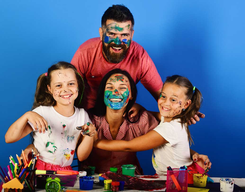 নিজের টিভি দেখার নেশা থাকলে সেটাও ঝটপট কমিয়ে ফেলুন। শিশুর সামনে দৃষ্টান্ত তৈরি করুন। সে-ও যেন বোঝে যে কোনও প্রিয় অনুষ্ঠান সহজেই ছেড়ে দেওয়া সম্ভব। ছবি: শাটারস্টক।