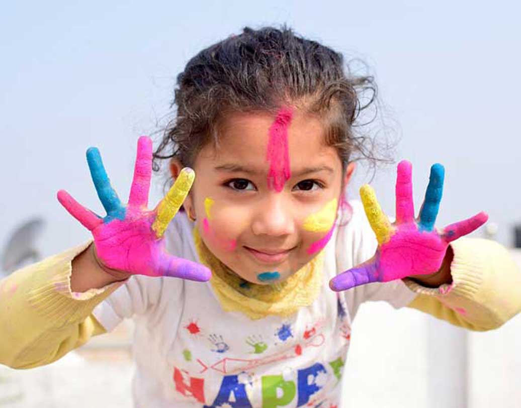 সন্তান কি সারা ক্ষণ বাড়িতেই বসে থাকে? তাই হয়তো ওর একমাত্র বিনোদনের বিষয় হয়ে উঠছে টিভি। তেমনটা হলে সতর্ক হন। ওকে বাইরে বেরতে দিন। খেলাধূলা হোক বা পছন্দের সৃজনশীল বিষয় শিখতে ভর্তি করুন। ছবি: পিক্সঅ্যাবে।