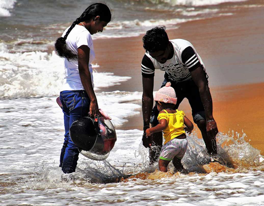 আপনার ব্যস্ততার মধ্যে কিছুটা সময় ওকেও দিন। ওর জন্য বরাদ্দ সময়ে অন্য কোনও কাজ করবেন না। ওর সঙ্গে খেলুন বা ওকে নিয়ে ধারেকাছে কোথাও বেড়াতে যান— দেখবেন টিভি দেখার আসক্তি কমছে। ছবি: পিক্সঅ্যাবে।