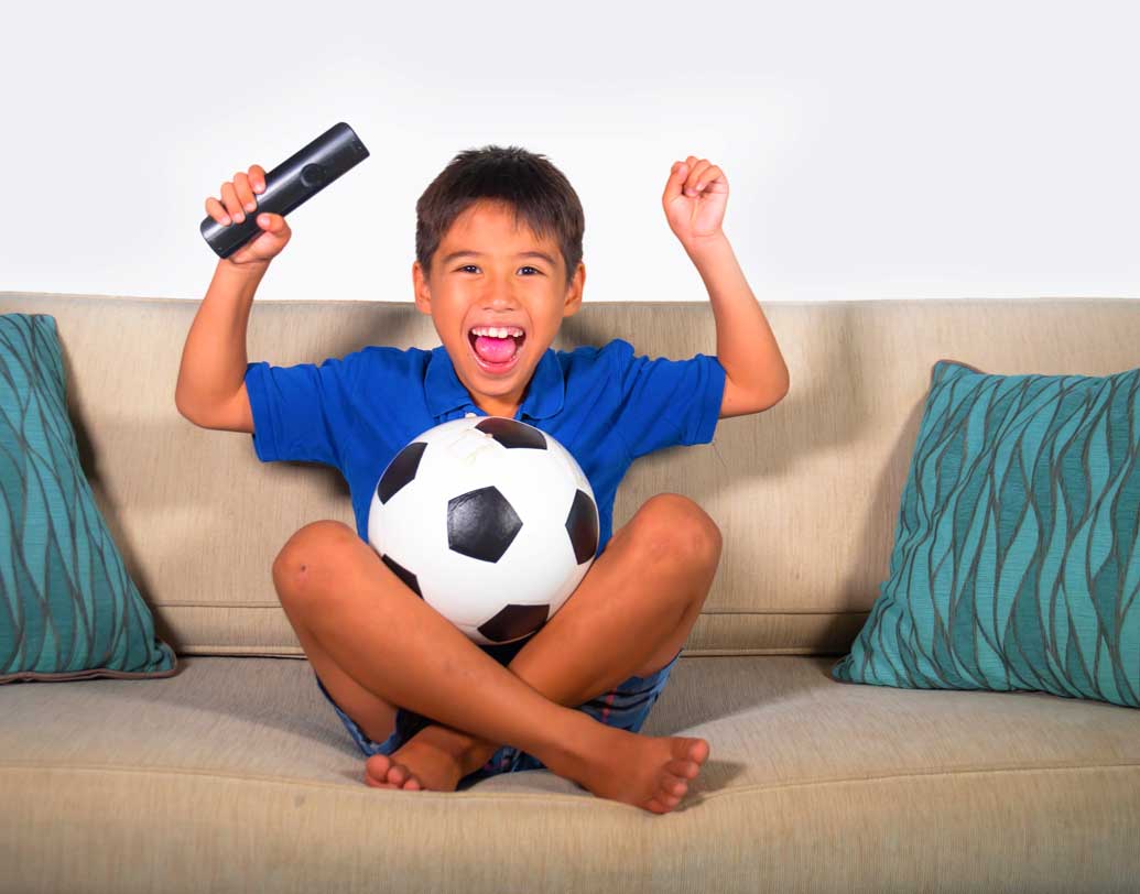 টিভি দেখা একেবারে বন্ধ করে দেওয়া কিন্তু কাজের কথা নয়। টিভি দেখতে দিন, কিন্তু নির্দিষ্ট একটা সময়ের বেশি নয়। অনেক অনুষ্ঠান ভাল লাগলে বেশি ভাল লাগার অনুষ্ঠান বেছে নিতে হবে। দরকারে ওর সঙ্গে কথা বলুন। ছবি: শাটারস্টক।