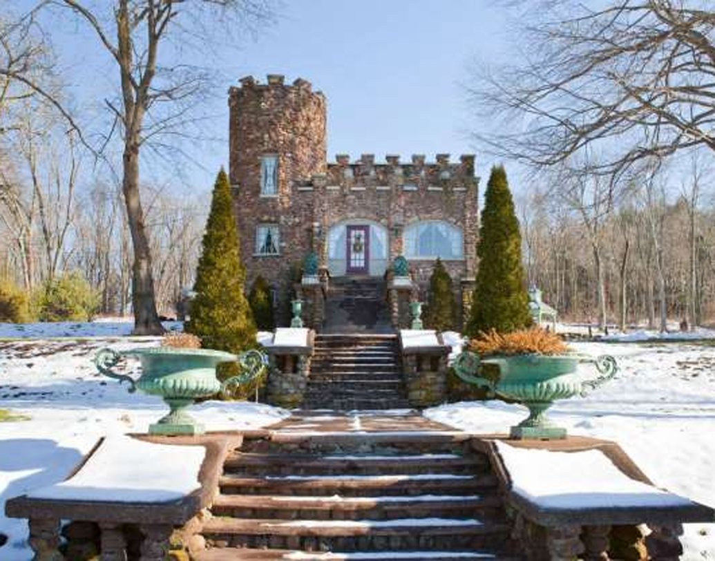 রূপকথার রাজপ্রাসাদটি আমেরিকার কানেটিকাটের। ভাড়া দৈনিক ১৩ হাজার টাকার কাছাকাছি। গল্পের বইয়ের ছবির মতো এই বাড়িতে থাকতেই পারেন আপনিও। স্নো হোয়াইট অর্থাৎ সাত বামন ও তুষারমালার গল্পের বাড়ির সঙ্গেও রয়েছে মিল।