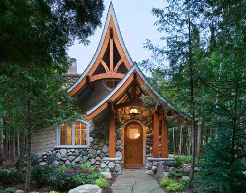 আমেরিকার মিশিগানে এই বাড়িটি যেন সত্যিই হবিট হাউস। এই বাড়িতে থাকার খরচ দৈনিক সাডে় পাঁচ হাজার টাকার কাছাকাছি।