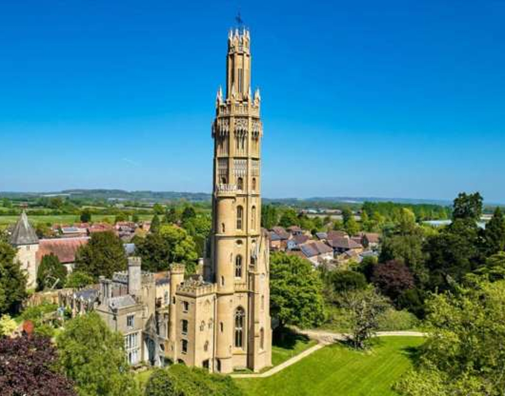 হ্যাডলো টাওয়ার রয়েছে ইংল্যান্ডের কেন্টে। এক্কেবারে রূপকথার কেশবতী রাজকন্যার বাড়িই যেন। এই বাড়িতে থাকার দৈনিক খরচ এক লক্ষের কাছাকাছি।