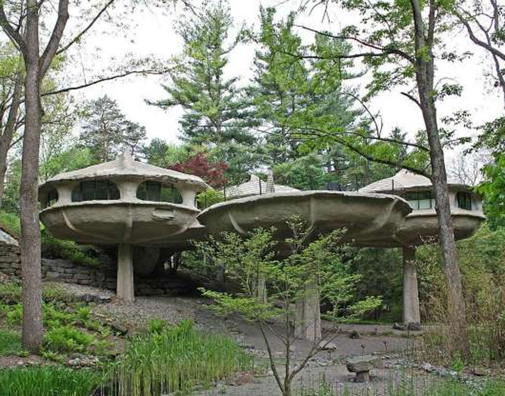 জল পরীদের বাড়ি যেন, দেখতে ঠিক মাশরুম বা ছত্রাকের মতো, যেমন ছিল রূপকথায়। নিউ ইয়র্কের এই বাড়িটিতে থাকার খরচও কিন্তু অনলাইনেই জানতে হবে, নাম-ঠিকানা পাঠিয়ে। কারণ খরচ বছরের একেক সময় একেক রকম।