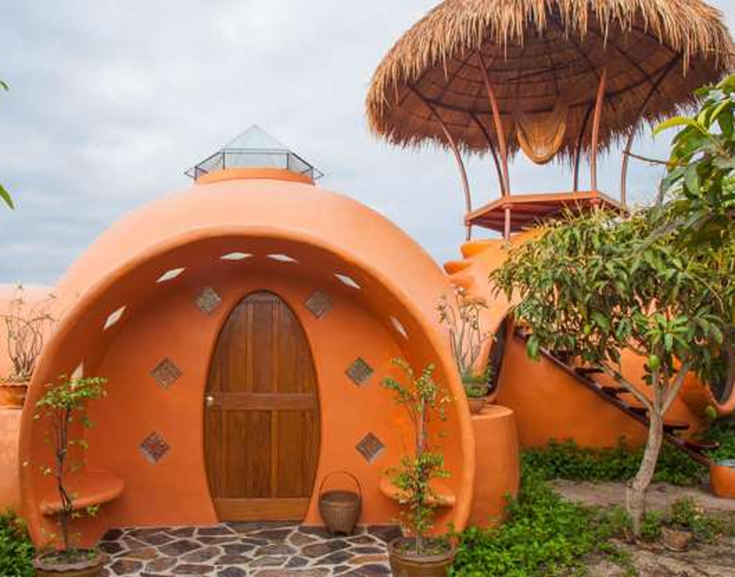 মিষ্টিকুমড়োর রঙে ও ঢঙে তৈরি তাইল্যান্ডের ডোম হোম। এটি তৈরি করতে সময় লেগেছিল ছয় দিন। খরচ হয়েছিল সাত লক্ষ টাকার কাছাকাছি। এই বাড়িতে থাকা যায় চাইলেই। বাড়ির স্থপতি স্টিভ অ্যারিন বলেন, অনলাইনে তাঁকে যোগাযোগ করলেই ভাড়া জানা যাবে।