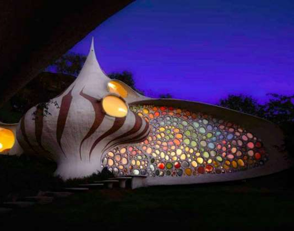 এটি বইয়ের পাতায় আঁকা রূপকথার কোনও বাড়ি নয়। শামুকের আদলে তৈরি এই বাড়ির নাম ‘নটিলাস হাউজ’।এটি রয়েছে মেক্সিকোতে। থাকতে পারেন আপনিও। ভাড়া দৈনিক আট থেকে নয় হাজার টাকা।