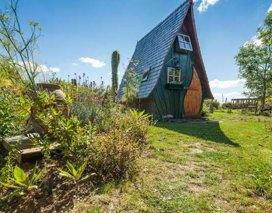 ইংল্যান্ডের কর্নওয়ালে রয়েছে জ্যাক স্প্যারোজ হাউজ, ঠিক যেমন দেখা গিয়েছে পাইরেটস অব দ্য ক্যারিবিয়ানে। এই বাড়িতে থাকতে পারবেন আপনিও। দৈনিক ভাড়া আট হাজার টাকার মতো।