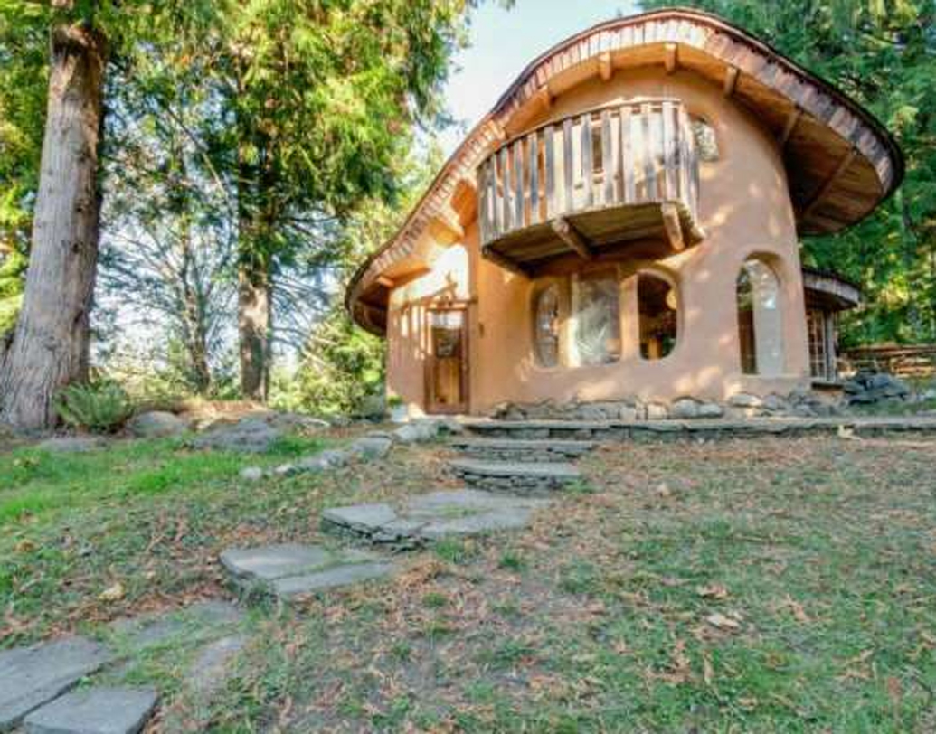 এই কব কটেজটি কানাডার মায়নে দ্বীপে অবস্থিত। রূপকথার এই কটেজটিতে থাকার ভাড়া প্রতি রাতে প্রায় ৮ হাজার টাকা।