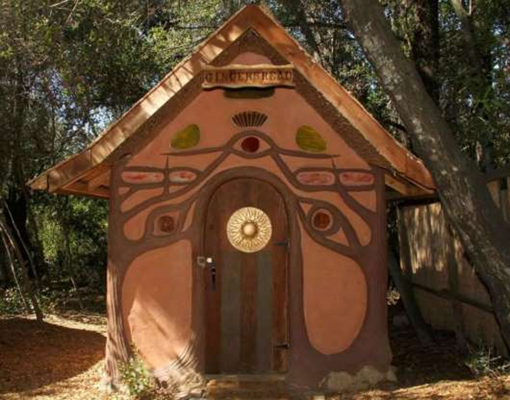 এই বাড়িটি ‘হান্সেল অ্যান্ড গ্রেটেল’-এর হাইডি হোল কেউ বলবেন, কেউ বা বলবেন হবিট হাউস। এটি ক্যালিফোর্নিয়ায়। বাড়িটির দাম প্রায় ৮০ কোটি টাকা।