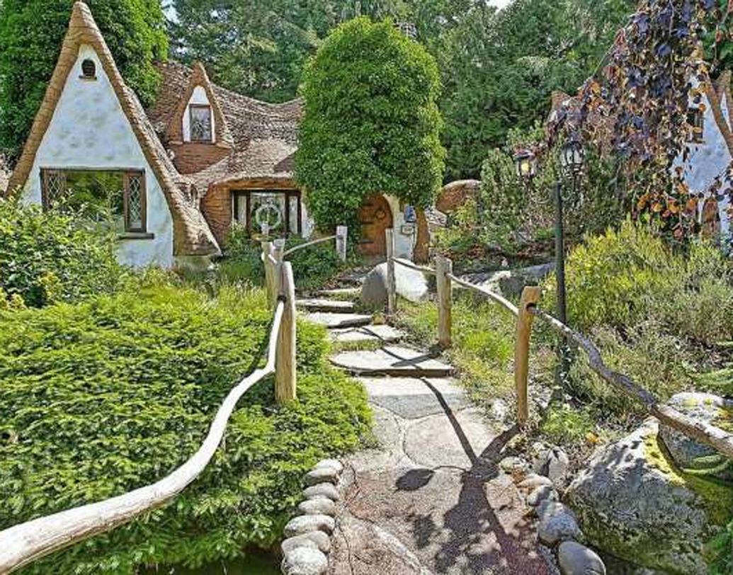 আমেরিকার ওয়াশিংটনের কাছেই রয়েছে এই ‘ফোর বেড প্রপার্টি’। এই বাড়িটির দাম নাকি ভারতীয় মুদ্রায় মাত্র সাড়ে পাঁচ কোটি টাকা।