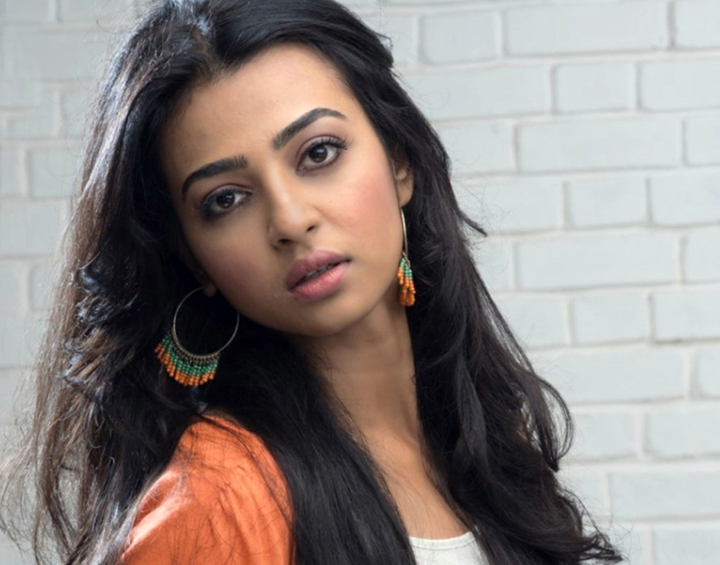 রাধিকা আপ্টে: মেধাবী অভিনেত্রী হিসাবে যতই সুনাম থাকুক, রাধিকার ব্যবহারে নাকি শুটিংয়ের কলাকুশলী ও সাংবাদিকরাও বেশ বিরক্ত। না বলে ছবি তোলার জন্য এক চিত্রগ্রাহক সাংবাদিককে সেট থেকে বের করে দিয়েছিলেন রাধিকা। বেশ কয়েক বার সাংবাদিক বৈঠকে এসেও ভাল ব্যবহার করেননি নাকি।